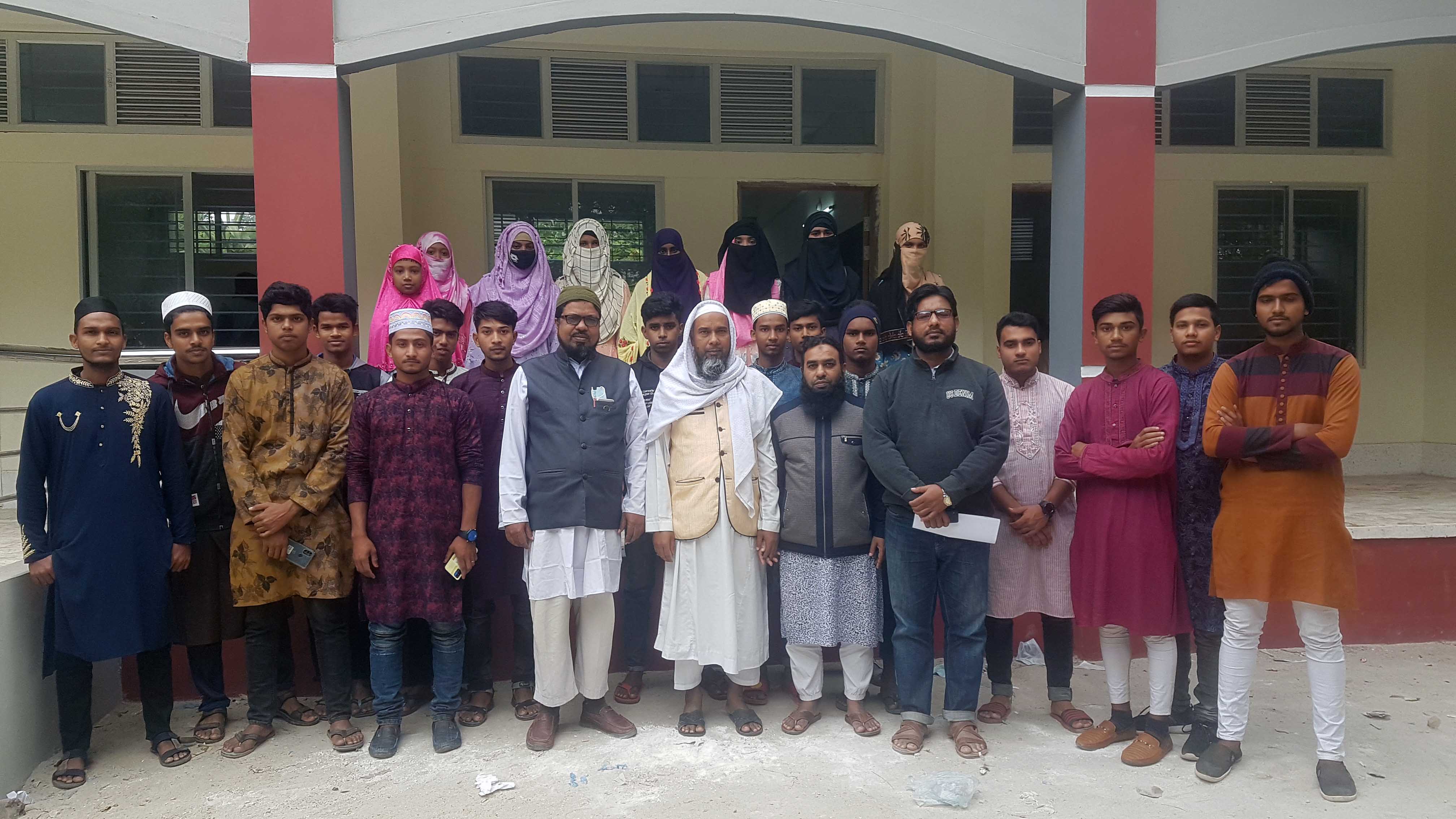 মাদ্রাসার ছাত্র/ছাত্রীদের একাংশ